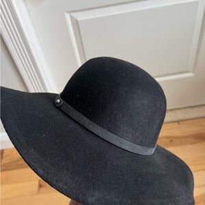 Black Wide-Brimmed Hat